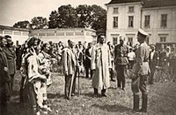 https://upload.wikimedia.org/wikipedia/commons/thumb/b/b7/Ukrainians-germans-1941.jpg/200px-Ukrainians-germans-1941.jpg