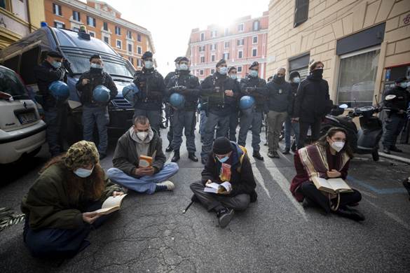 Un momento della protesta durante le operazioni di sgombero del Nuovo Cinema Palazzo