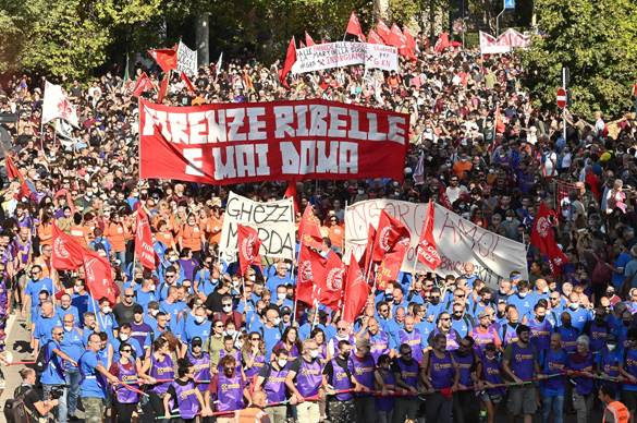 Momenti dell�imponente manifestazione degli operai e del coordinamento delle donne della Gkn ieri a Firenze