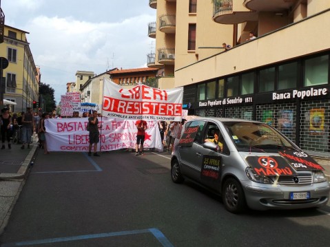 http://ilsaronno.it/wp-content/themes/_wpnewspaper/timthumb.php?src=http%3A%2F%2Filsaronno.it%2Fwp-content%2Fuploads%2F2014%2F06%2F14062014-corteo-contro-un-nefasto-25-aprile-25.jpg&q=90&w=479&zc=1