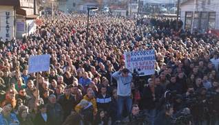 Diverse migliaia di serbi provenienti da tutto il Kosovo e Metohija hanno tenuto una manifestazione di protesta in città...