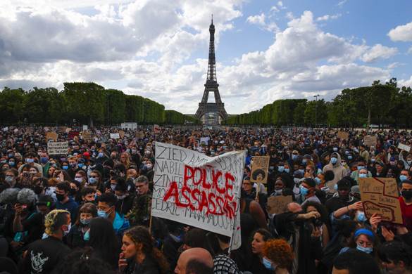 Manifestazione sotto la Torre Eiffel Tower contro la legge sulla �sicurezza globale�