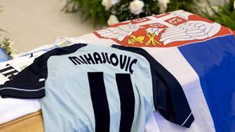 TRIBOY SERBO ALL'ODR DI MICHI: Il fratello e il figlio del mitico calciatore hanno deposto la bandiera nazionale sulla bara (FOTO)