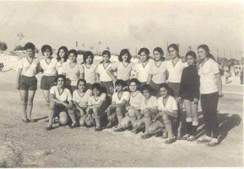 L'immagine può contenere: una o più persone, persone in piedi e baseball