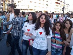 L'immagine può contenere: 7 persone, persone in piedi e spazio all'aperto