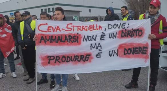 Una protesta dei lavoratori alla Citt� del libro di Stradella (Pavia)