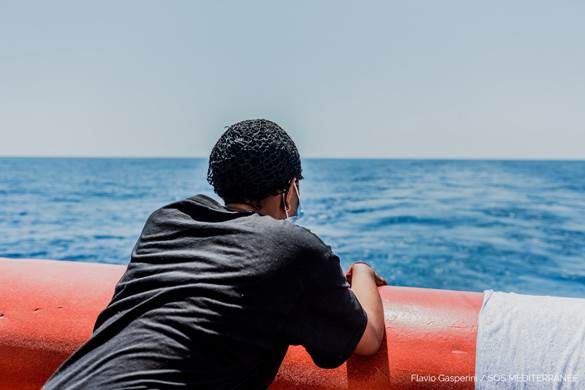 Una donna migrante sulla nave Ocean Viking