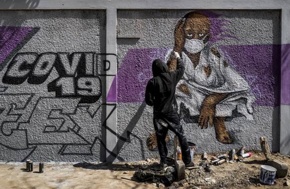 Informazione anti Covid-19 in Senegal. Un membro del collettivo di graffitisti 