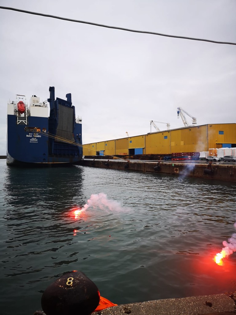La Bahri Yanbu accolta al porto di Genova dai fumogeni dei manifestanti