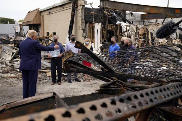Kenosha, Donald Trump incontra commercianti con i negozi danneggiati negli scontri