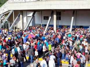 http://www.pisorno.it/wp-content/uploads/2017/08/venezuela-la-fila-al-voto.png