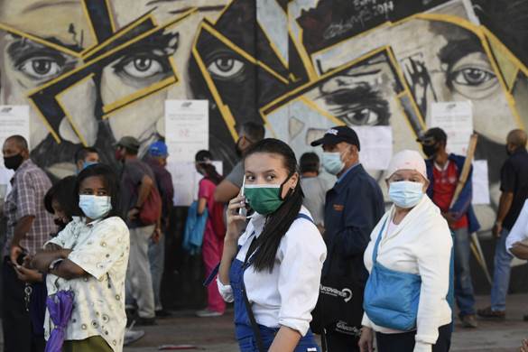 Elettori in coda, domenica 6 dicembre, in un seggio di Caracas