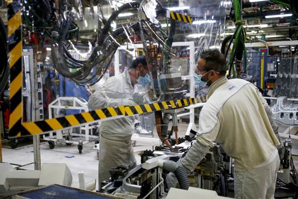 Operai al lavoro sulla linea