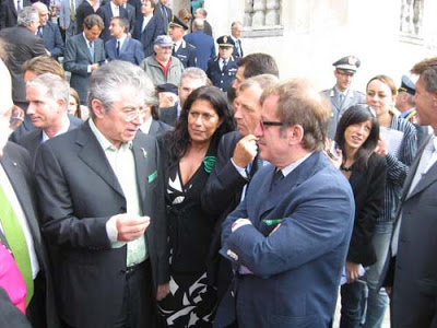 http://3.bp.blogspot.com/_OytSawX0l00/TNq7_52yQRI/AAAAAAAADXg/uc0_i89gB50/s400/bossi_e_maroni_sa_parlan.jpg